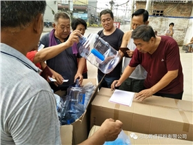 河北張立謙為家鄉(xiāng)捐建純凈水屋，村民免費用水 (2)